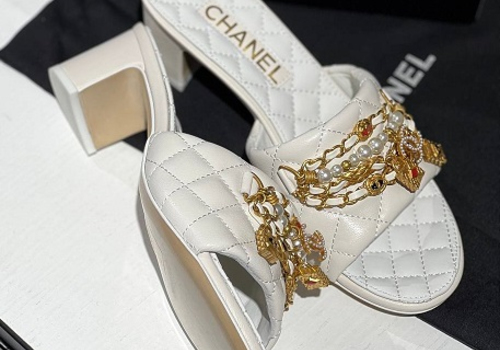 Кожаные белые мюли Chanel