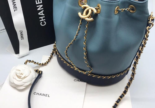 Кожаная голубая сумка Chanel