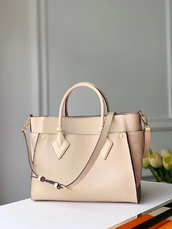 Кожаная молочная сумка Louis Vuitton On My Side MM