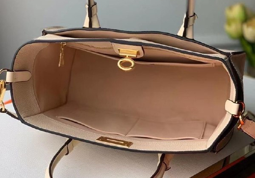 Кожаная молочная сумка Louis Vuitton On My Side MM