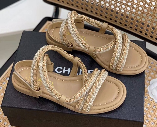 Женские бежевые сандалии Chanel