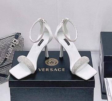 Белые кожаные босоножки Versace