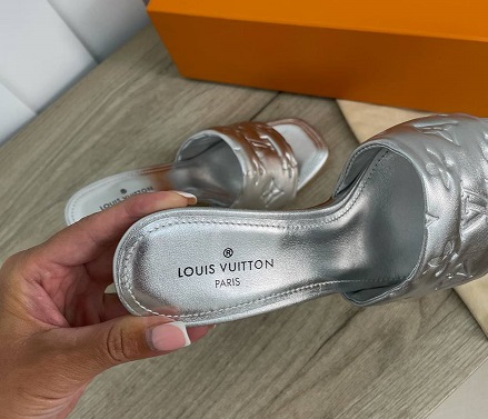 Кожаные босоножки Louis Vuitton серебро