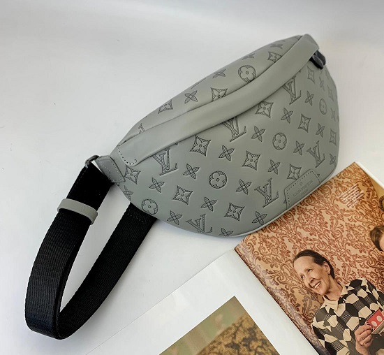 Женская серая кожаная сумка на пояс Louis Vuitton