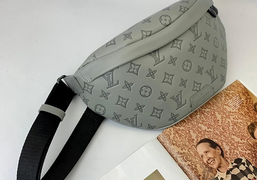 Женская серая кожаная сумка на пояс Louis Vuitton