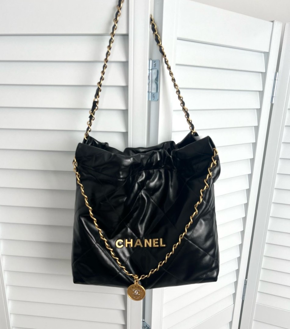 Женская черная сумка Chanel 22