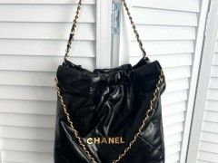 Женская черная сумка Chanel 22