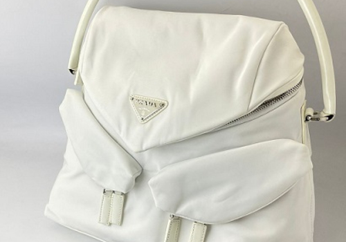 Женская белая сумка Prada