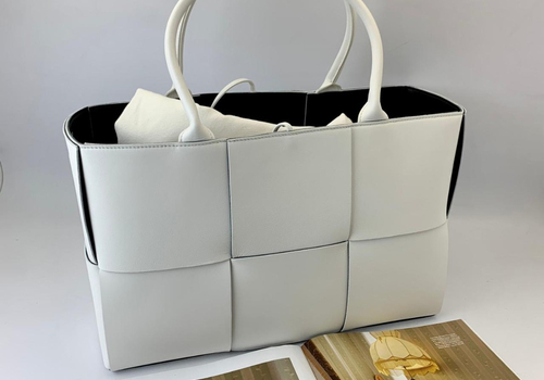 Женская белая кожаная сумка Bottega Veneta Arco Tote