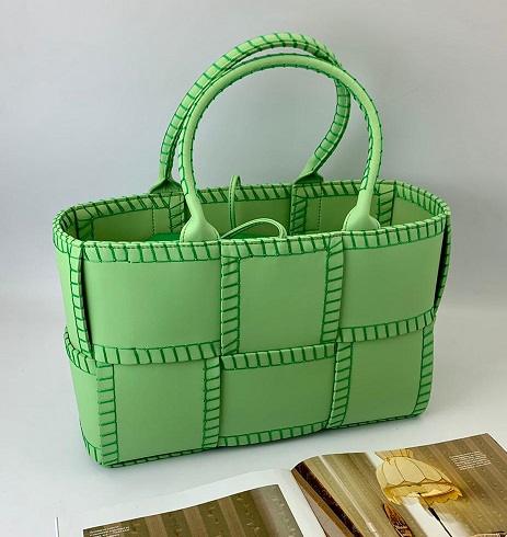 Женская кожаная сумка Bottega Veneta Arco Tote Mini зеленая