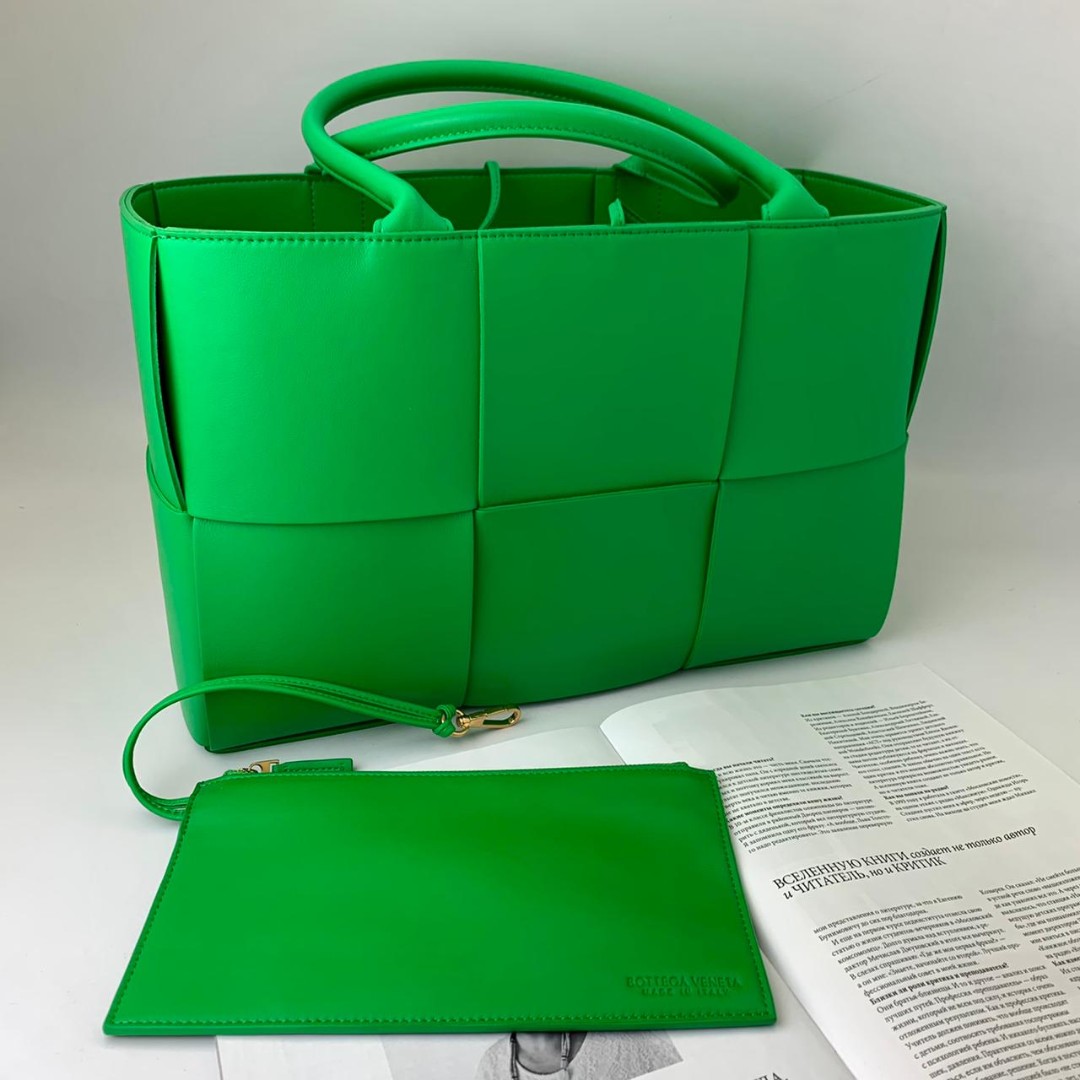 Женская кожаная сумка Bottega Veneta Arco Tote зеленая