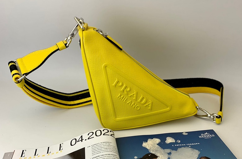 Кожаная желтая сумка Prada Triangle