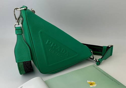 Кожаная зеленая сумка Prada Triangle