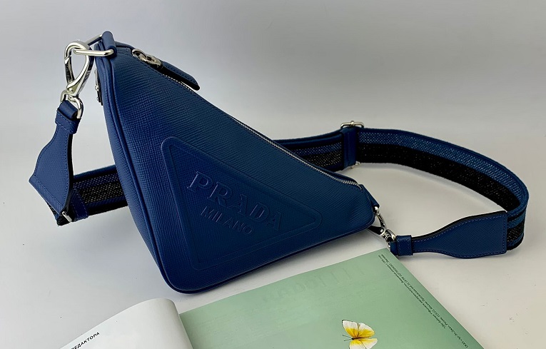 Кожаная синяя сумка Prada Triangle