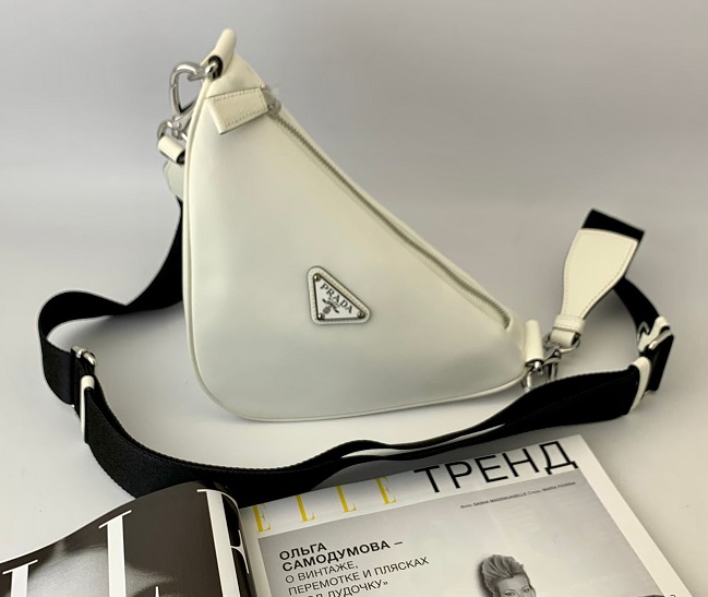 Кожаная белая сумка Prada Triangle