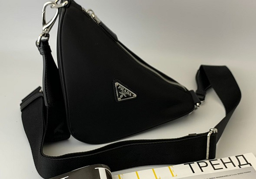 Кожаная черная сумка Prada Triangle