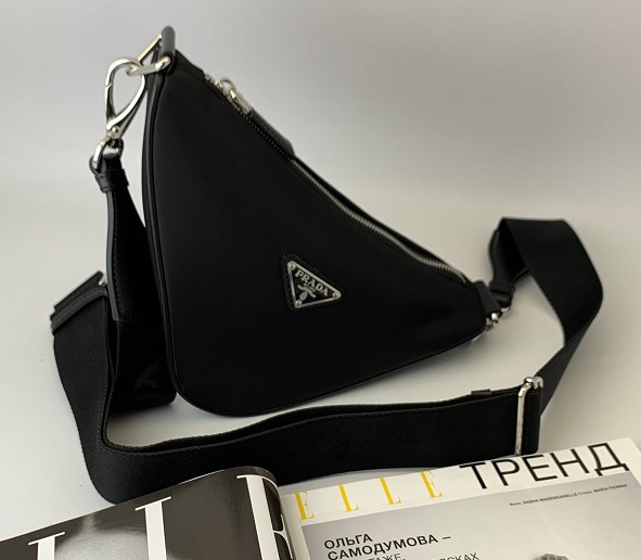 Кожаная черная сумка Prada Triangle