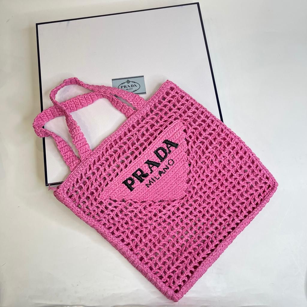 Розовая пляжная сумка Prada Raffia розовая