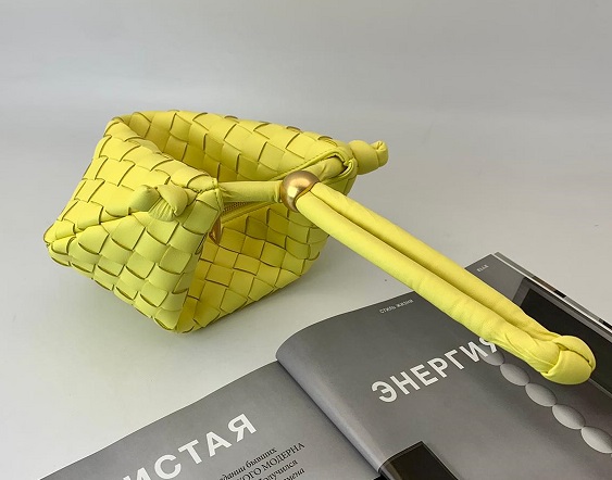Кожаная желтая сумка Bottega Veneta Turn