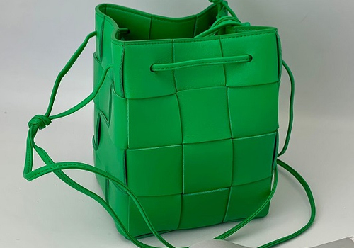 Кожаная сумка Bottega Veneta Cassette Bucket зеленая