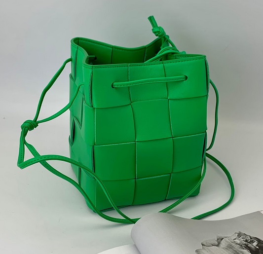 Кожаная сумка Bottega Veneta Cassette Bucket зеленая