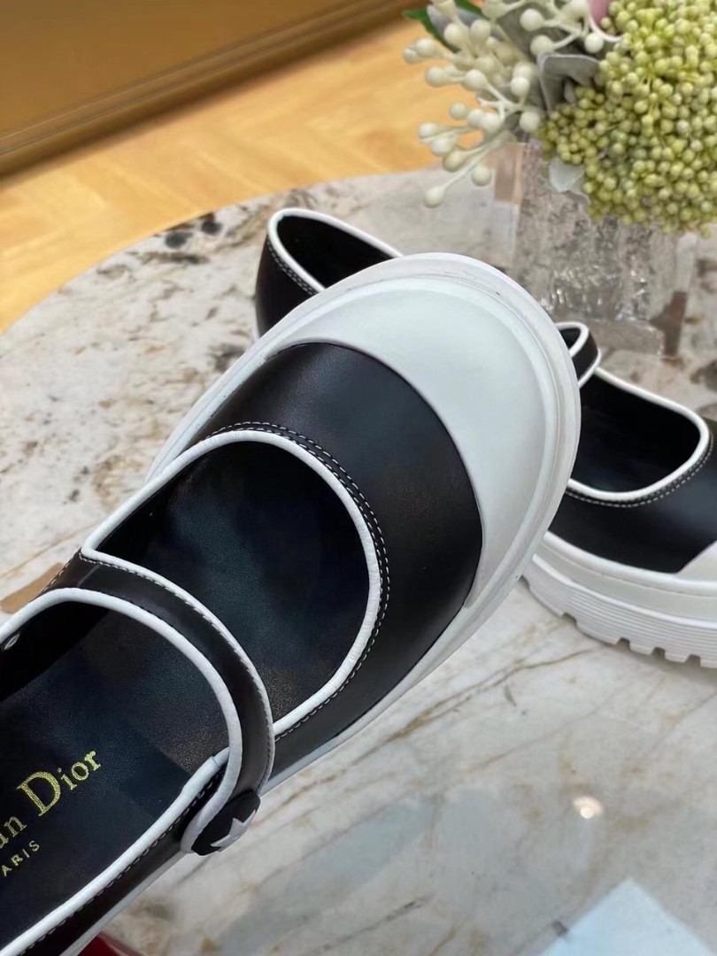 Кожаные женские туфли Christian Dior черные с белым