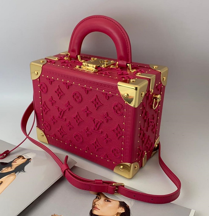 Красная сумка Louis Vuitton