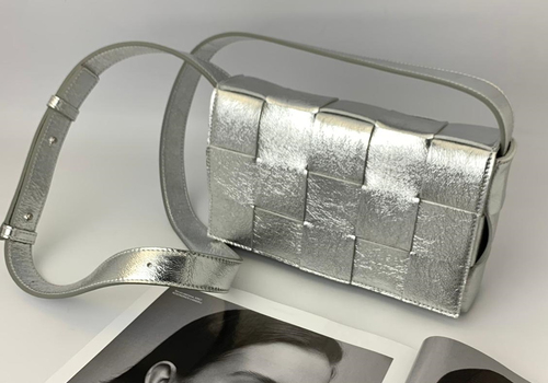 Кожаная сумка Bottega Veneta Cassette серебро