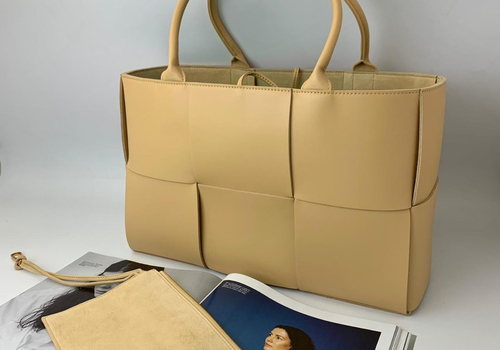 Женская бежевая кожаная сумка Bottega Veneta Arco Tote