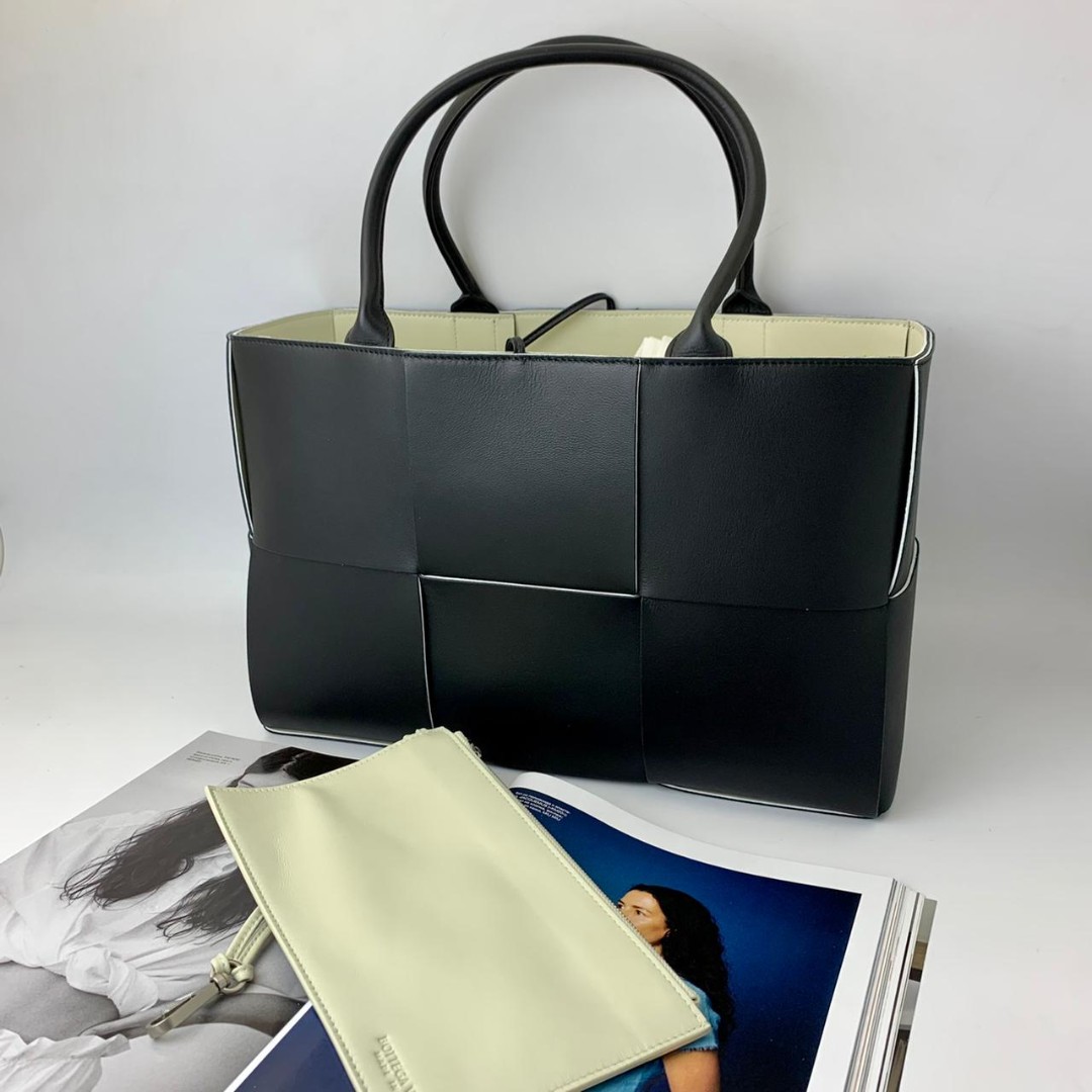 Женская черная кожаная сумка Bottega Veneta Arco Tote