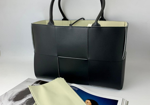 Женская черная кожаная сумка Bottega Veneta Arco Tote