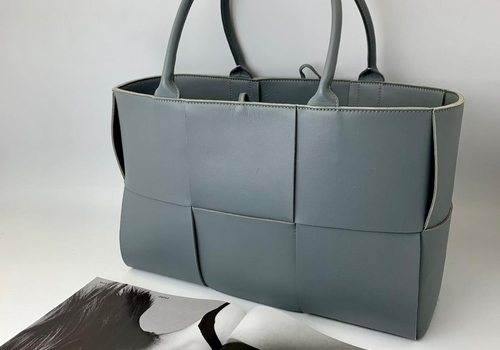 Женская серая кожаная сумка Bottega Veneta Arco Tote