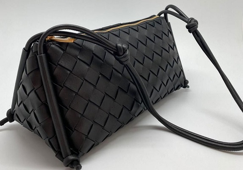 Кожаная сумка Bottega Veneta Pouch On Strap черная