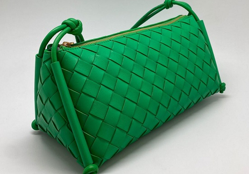 Кожаная сумка Bottega Veneta Pouch On Strap зеленая