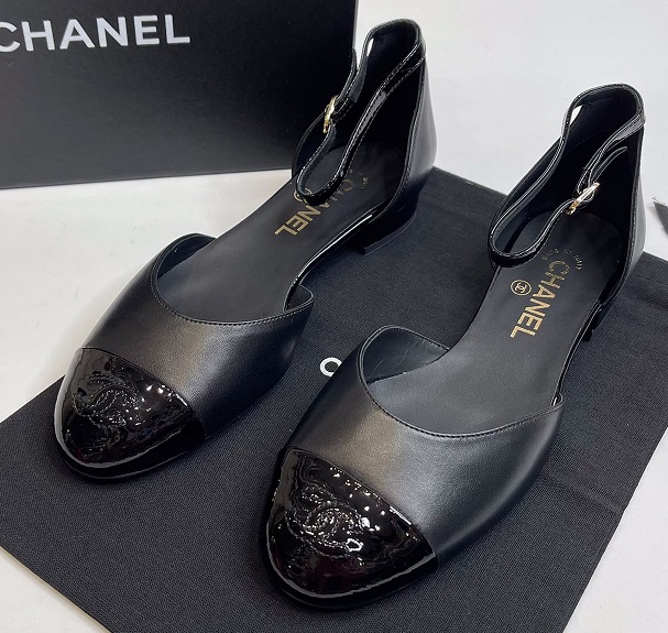 Кожаные босоножки Chanel черные