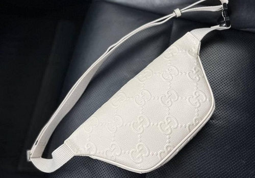 Кожаная белая сумка на пояс Gucci