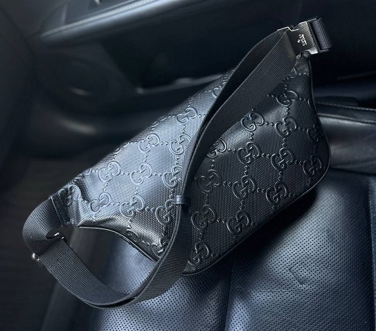 Кожаная черная сумка на пояс Gucci
