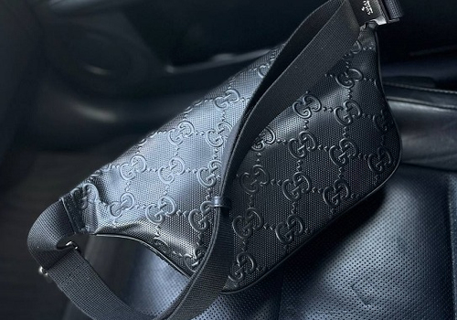 Кожаная черная сумка на пояс Gucci