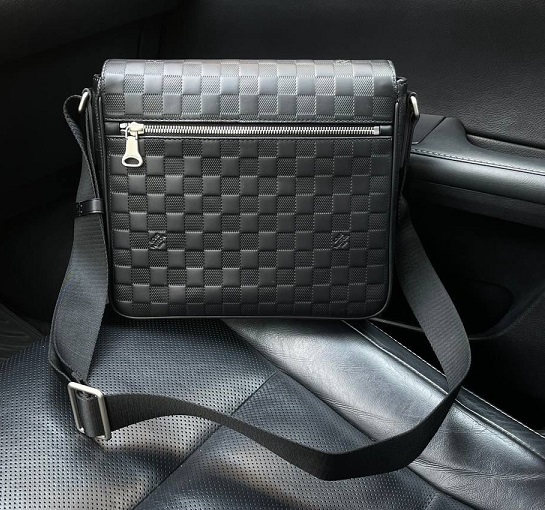 Мужская кожаная черная сумка-мессенджер Louis Vuitton Aerogram