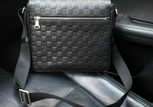 Мужская кожаная черная сумка-мессенджер Louis Vuitton Aerogram