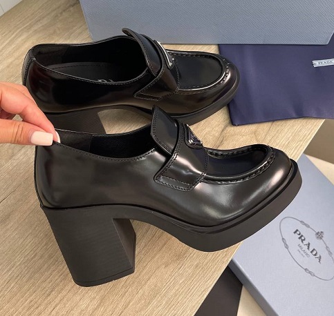 Женские черные туфли Prada