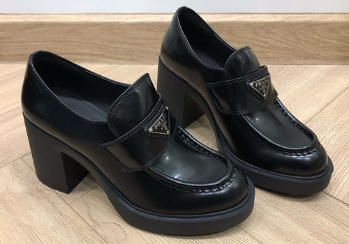 Женские черные туфли Prada