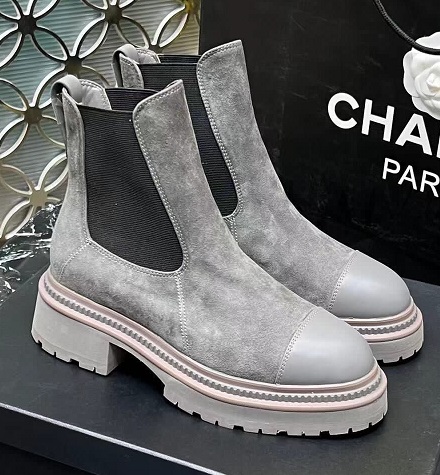 Женские замшевые ботинки Chanel серые