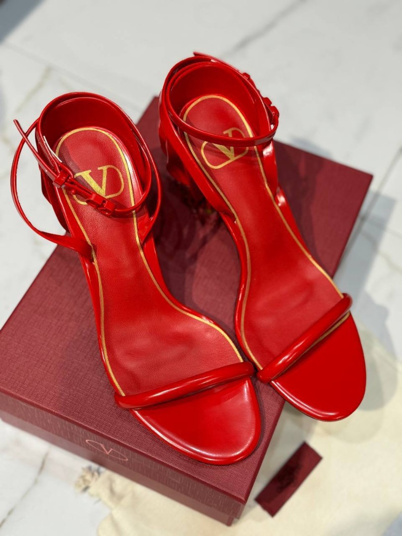 Женские кожаные босоножки Valentino красные