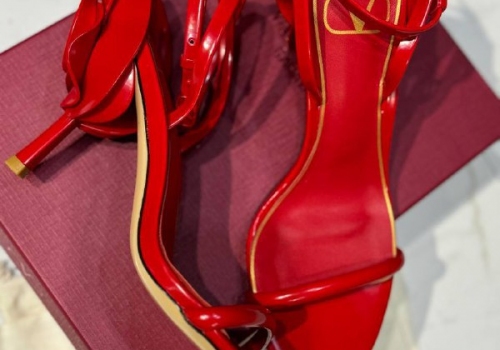 Женские кожаные босоножки Valentino красные