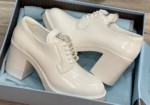 Женские белые туфли Prada