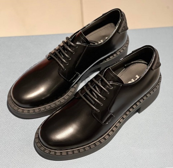 Женские кожаные черные ботинки Prada