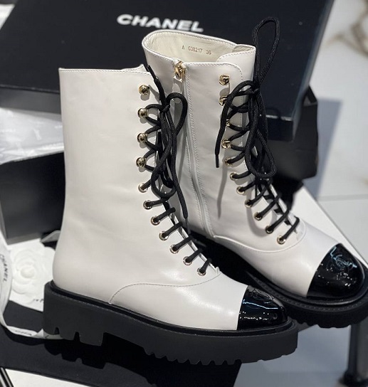 Белые высокие кожаные ботинки Chanel