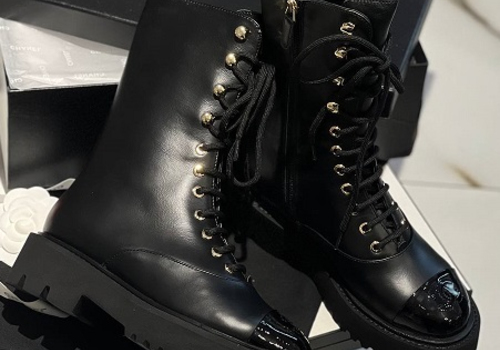Черные высокие кожаные ботинки Chanel