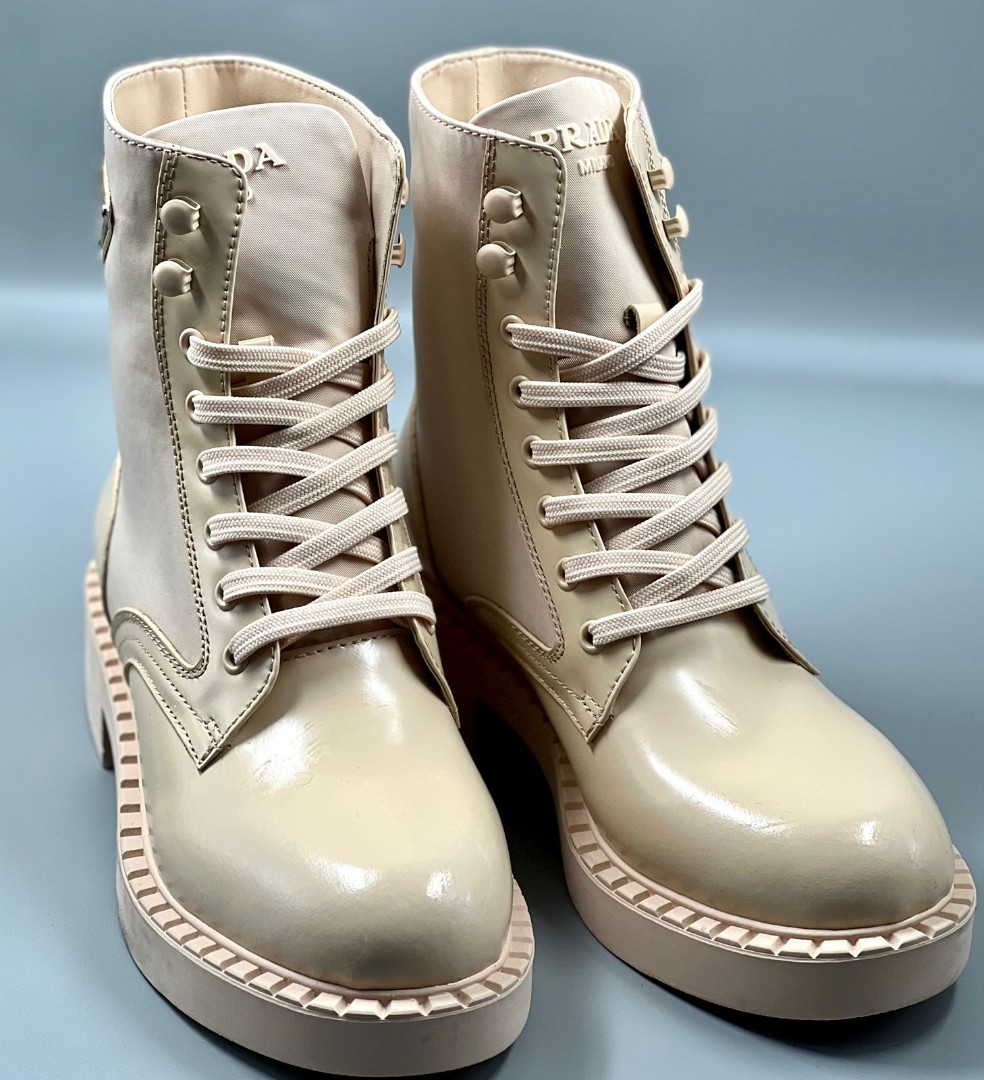 Женские бежевые кожаные ботинки Prada